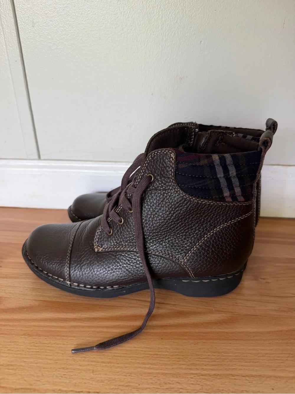 Clarks Collection Brown Leather Ankle Boots Side Zip Soft Cushion Women’s 7